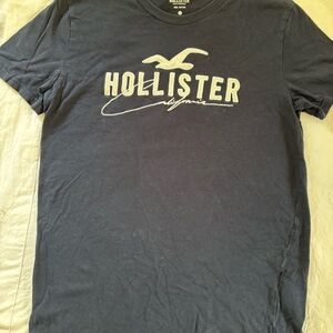 Hollister Men's Navy Graphic Tee